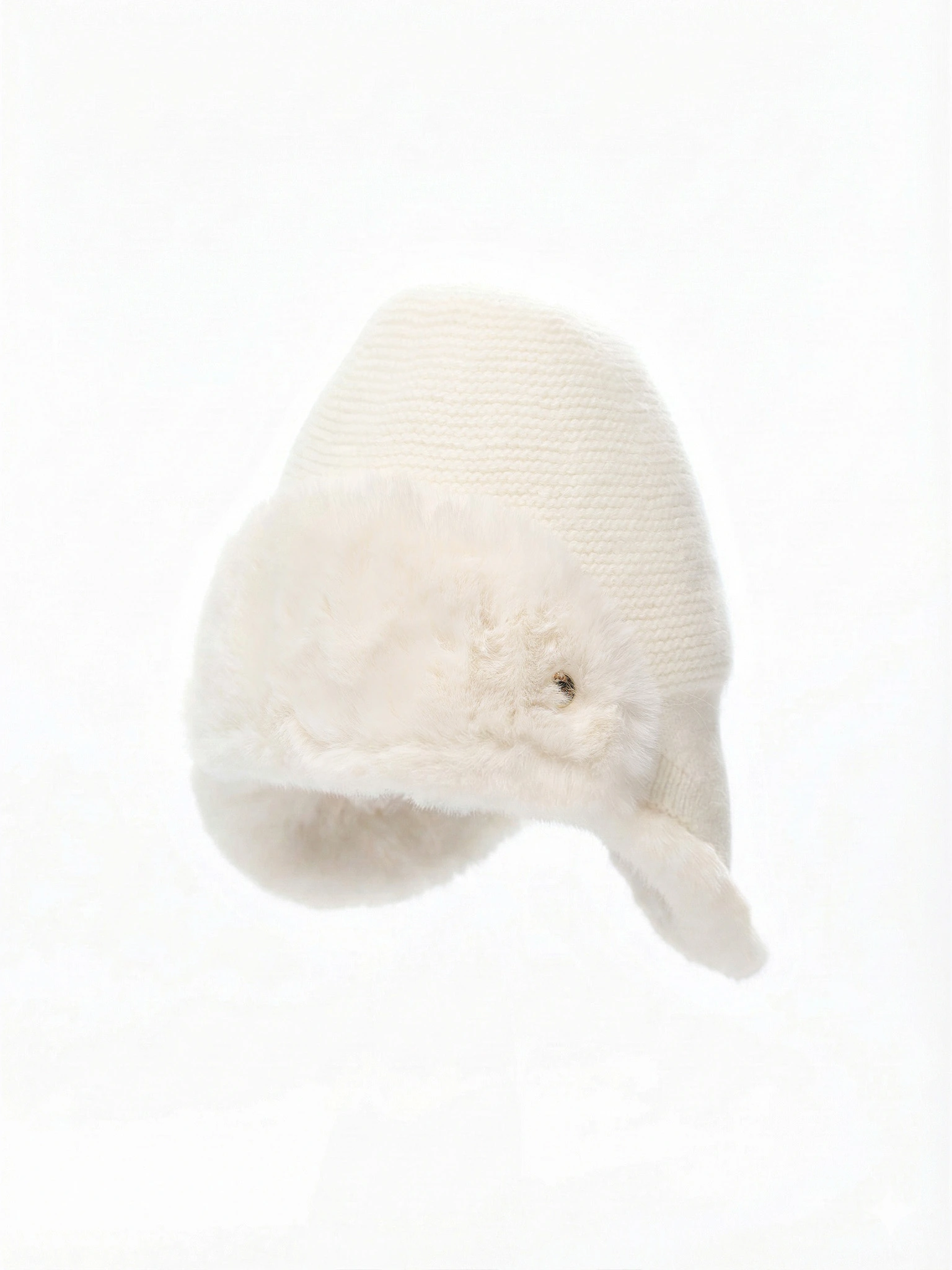 Шапка-ушанка с меховым козырьком белого цвета